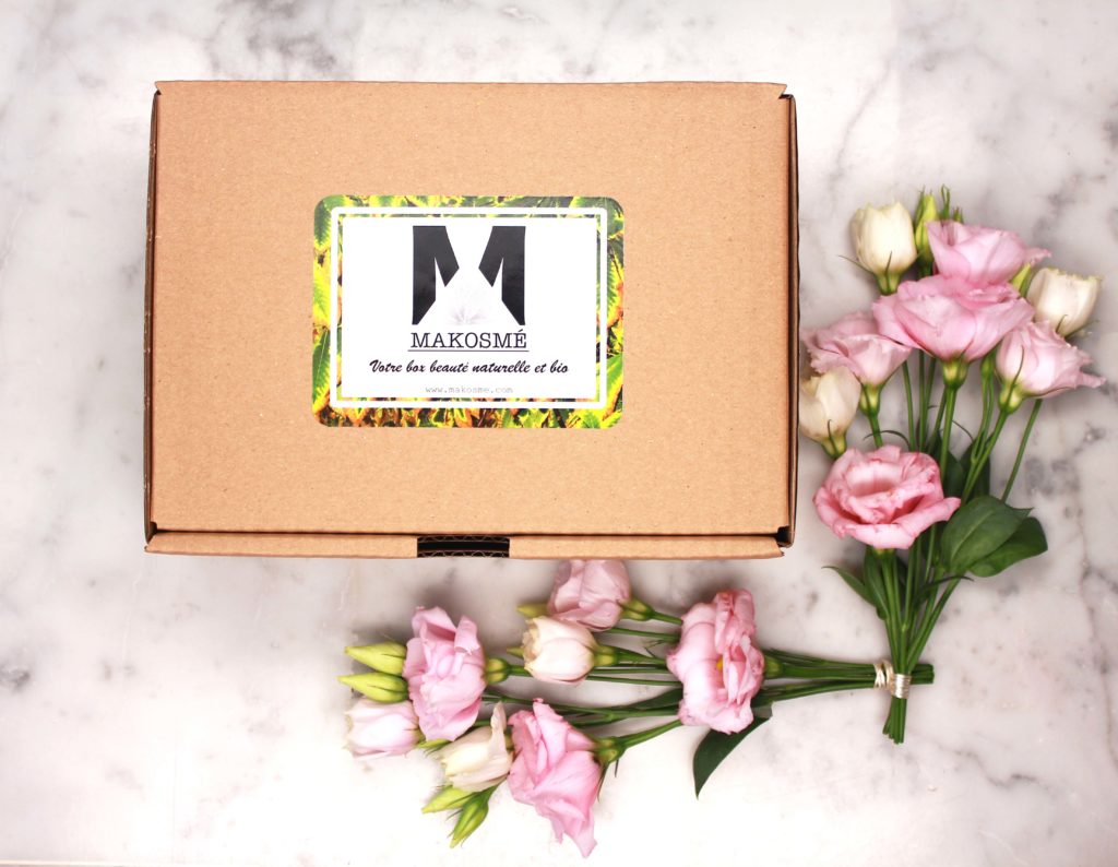 La box beauté Vegan Makosmé et ses boutons de roses