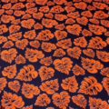 tissu-de-coton-feuillage-orange-fond-bleu-marine